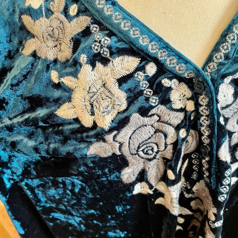 Andree By Unit Teal Velour w/Gray Floral Embroidery Tunic Top Long Sleeve 1X - Picture 2 of 8
